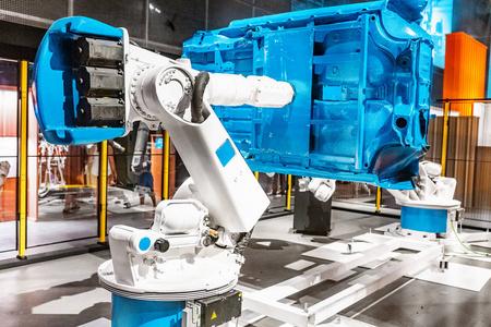 工业自动化机械臂在汽车厂工作照片